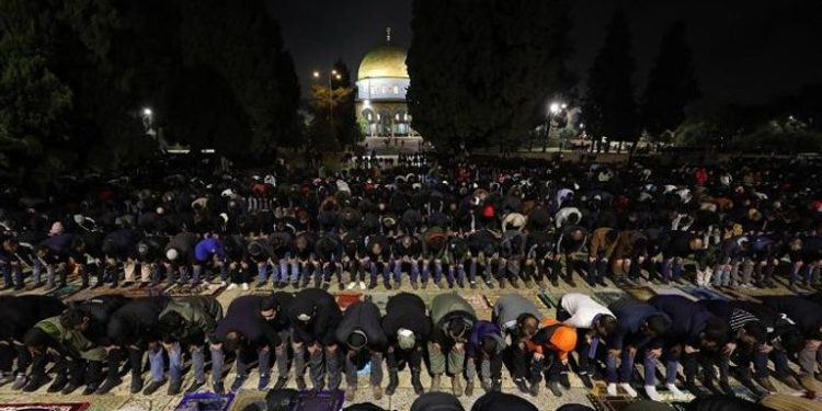 مصلون فلسطينيون بالمسجد الأقصى