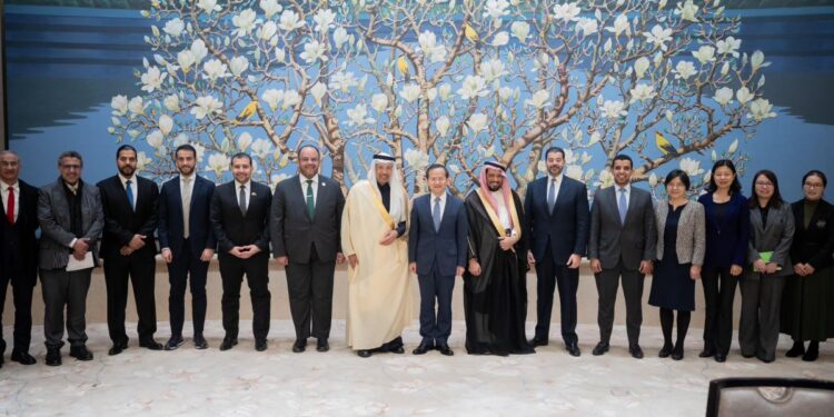 وزير الاستثمار السعودي خالد الفالح مع وزراء ومسؤولين صينيين