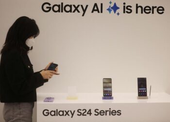 An employee checks a Samsung Electronics' flagship smartphone Galaxy S24 during its unveiling ceremony in Seoul, South Korea, January 15, 2024. REUTERS/Kim Hong-Ji