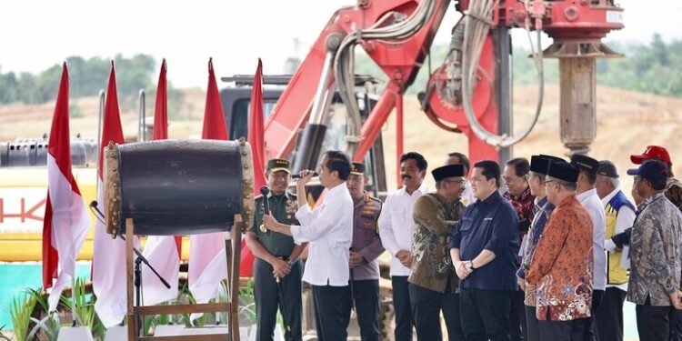رئيس إندونيسيا جوكو ويدودو يضع حجر الأساس لبناء أول مسجد حكومي