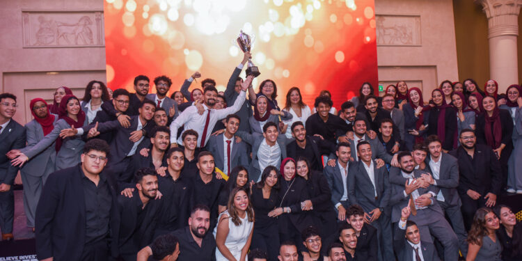فريق جامعة مصر للعلوم والتكنولوجيا الفائز بالمركز الاول
