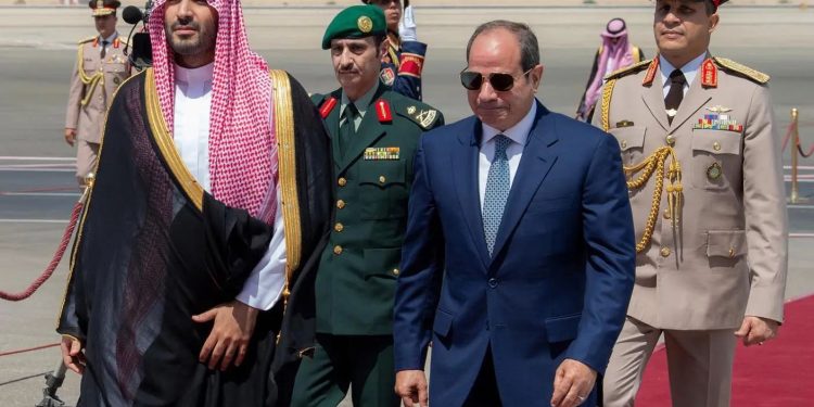 الرئيس المصري عبد الفتاح السيسي خلال استقبال ولي العهد السعودي الأمير محمد بن سلمان